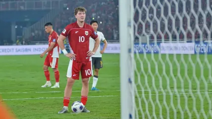 Penyerang Timnas Indonesia Ole Romeny melakukan ancang-ancang penalti sebelum mencetak gol kemenangan atas China pada laga lanjutan Kualifikasi Piala Dunia 2026 Zona Asia, Kamis (5/6/2025) di Stadion Utama Gelora Bung Karno, Senayan, Jakarta. Syarat Indonesia Lolos Piala Dunia 2026, Siapa Lawan Timnas di Playoff?