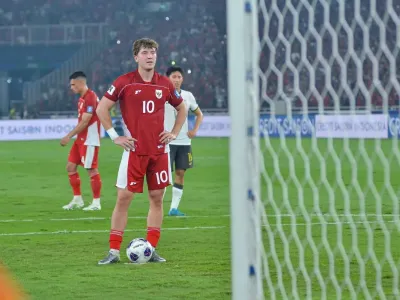 Penyerang Timnas Indonesia Ole Romeny melakukan ancang-ancang penalti sebelum mencetak gol kemenangan atas China pada laga lanjutan Kualifikasi Piala Dunia 2026 Zona Asia, Kamis (5/6/2025) di Stadion Utama Gelora Bung Karno, Senayan, Jakarta. Syarat Indonesia Lolos Piala Dunia 2026, Siapa Lawan Timnas di Playoff?