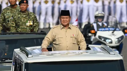 Presiden Prabowo Subianto (kanan), Menteri Pertahanan Sjafrie Sjamsoeddin (ketiga kiri), Panglima TNI Jenderal TNI Agus Subiyanto (kedua kanan) Wakil Panglima TNI Jenderal TNI Tandyo Budi Revita (ketiga kanan) KSAL Laksamana TNI Muhammad Ali (kiri), KSAU Marsekal TNI Tonny Harjono (kedua kiri) berdiri di atas kendaraan setibanya jelang upacara peringatan Hari Ulang Tahun (HUT) ke-80 Tentara Nasional Indonesia (TNI) di Monas, Jakarta, Minggu (5/10/2025). Peringatan HUT ke-80 TNI mengusung tema TNI Prima, TNI Rakyat, Indonesia Maju. ANTARA FOTO/Fauzan/nym.