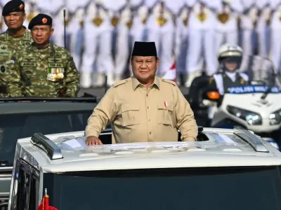 Presiden Prabowo Subianto (kanan), Menteri Pertahanan Sjafrie Sjamsoeddin (ketiga kiri), Panglima TNI Jenderal TNI Agus Subiyanto (kedua kanan) Wakil Panglima TNI Jenderal TNI Tandyo Budi Revita (ketiga kanan) KSAL Laksamana TNI Muhammad Ali (kiri), KSAU Marsekal TNI Tonny Harjono (kedua kiri) berdiri di atas kendaraan setibanya jelang upacara peringatan Hari Ulang Tahun (HUT) ke-80 Tentara Nasional Indonesia (TNI) di Monas, Jakarta, Minggu (5/10/2025). Peringatan HUT ke-80 TNI mengusung tema TNI Prima, TNI Rakyat, Indonesia Maju. ANTARA FOTO/Fauzan/nym.