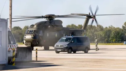A German Armed Forces CH53 helicopter with a suspect on board stands on the apron of Karlsruhe/Baden-Baden Airport (FKB) as Federal Police vehicles are seen in the foreground. Three suspected members of the Islamist terrorist organization Hamas were arrested on Wednesday and are to be brought before the Federal Court of Justice in Karlsruhe today. Philipp von Ditfurth/dpa
