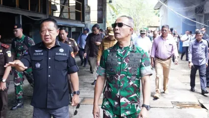 Kepala Staf Umum (Kasum) TNI, Letjen Richard Tampubolon mengecek smelter timah PT Trinindo Internusa, di Bangka Belitung, Selasa (30/9/2025) bersama Satgas Penertiban Kawasan Hutan (PKH).