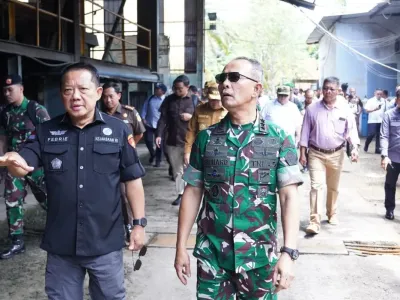 Kepala Staf Umum (Kasum) TNI, Letjen Richard Tampubolon mengecek smelter timah PT Trinindo Internusa, di Bangka Belitung, Selasa (30/9/2025) bersama Satgas Penertiban Kawasan Hutan (PKH).
