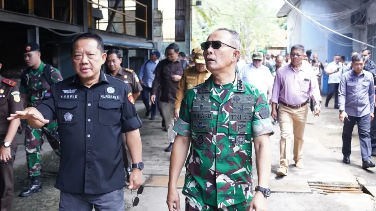 Kepala Staf Umum (Kasum) TNI, Letjen Richard Tampubolon mengecek smelter timah PT Trinindo Internusa, di Bangka Belitung, Selasa (30/9/2025) bersama Satgas Penertiban Kawasan Hutan (PKH).