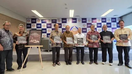 Wakil Menteri Pendidikan Dasar dan Menengah (Wamendikdasmen) Fajar Riza Ul Haq (tengah kemeja putih) dalam peluncuran buku Faith, Fraternity and Compassion: Perjalanan Apostolik Paus Fransiskus ke Indonesia 3?5 September 2025 yang digelar Kompas Gramedia di Kantor KWI, Jumat (3/10/2025).