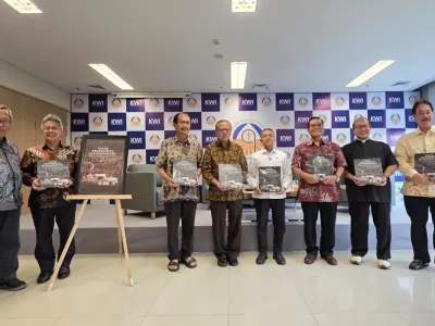 Wakil Menteri Pendidikan Dasar dan Menengah (Wamendikdasmen) Fajar Riza Ul Haq (tengah kemeja putih) dalam peluncuran buku Faith, Fraternity and Compassion: Perjalanan Apostolik Paus Fransiskus ke Indonesia 3?5 September 2025 yang digelar Kompas Gramedia di Kantor KWI, Jumat (3/10/2025).