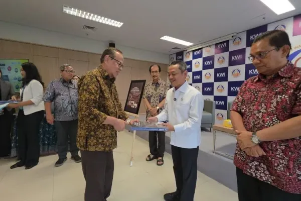 Wakil Menteri Pendidikan Dasar dan Menengah (Wamendikdasmen) Fajar Riza Ul Haq (kemeja putih) dalam peluncuran buku Faith, Fraternity and Compassion: Perjalanan Apostolik Paus Fransiskus ke Indonesia 3?5 September 2025 yang digelar Kompas Gramedia di Kantor KWI, Jumat (3/10/2025).