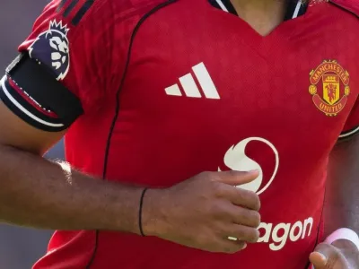 A Manchester United player wearing a black armband