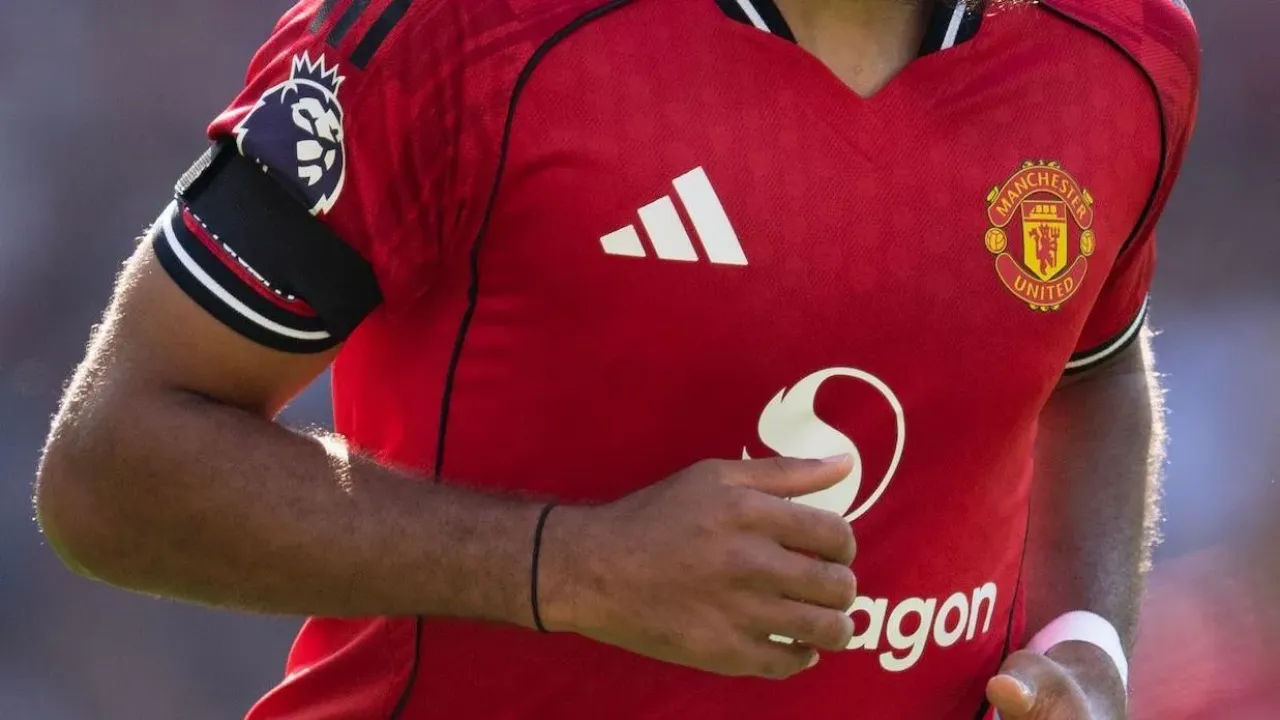 A Manchester United player wearing a black armband
