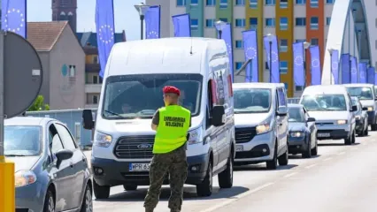 A Polish military policeman stands at the Stadtbruecke border crossing between Frankfurt (Oder) in Brandenburg and Slubice in Poland. Patrick Pleul/dpa