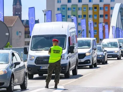 A Polish military policeman stands at the Stadtbruecke border crossing between Frankfurt (Oder) in Brandenburg and Slubice in Poland. Patrick Pleul/dpa
