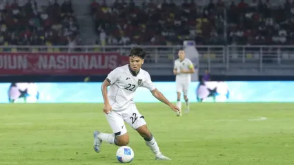 Aksi Adrian Wibowo dalam duel Timnas Indonesia vs Lebanon yang digelar di Stadion Gelora Bung Tomo, Surabaya, Senin (8/9/2025).