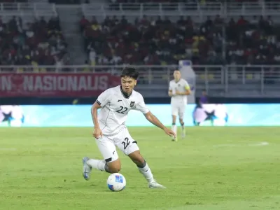 Aksi Adrian Wibowo dalam duel Timnas Indonesia vs Lebanon yang digelar di Stadion Gelora Bung Tomo, Surabaya, Senin (8/9/2025).