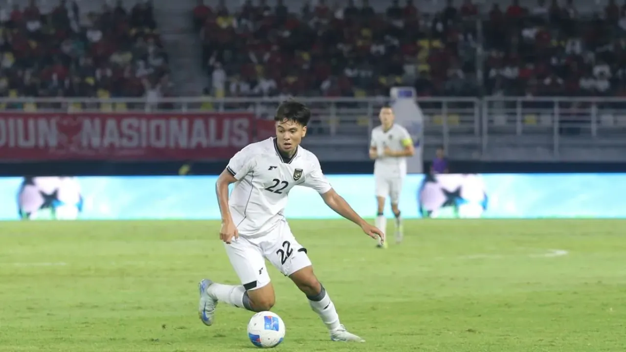Aksi Adrian Wibowo dalam duel Timnas Indonesia vs Lebanon yang digelar di Stadion Gelora Bung Tomo, Surabaya, Senin (8/9/2025).
