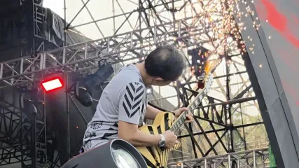 Aksi gitaris Padi Reborn, Piyu di Synchronize Fest 2025, Minggu (5/10/2025).