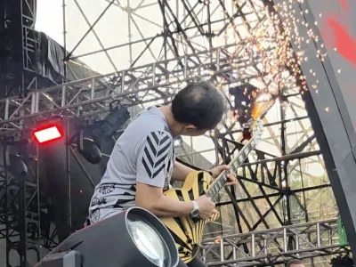 Aksi gitaris Padi Reborn, Piyu di Synchronize Fest 2025, Minggu (5/10/2025).