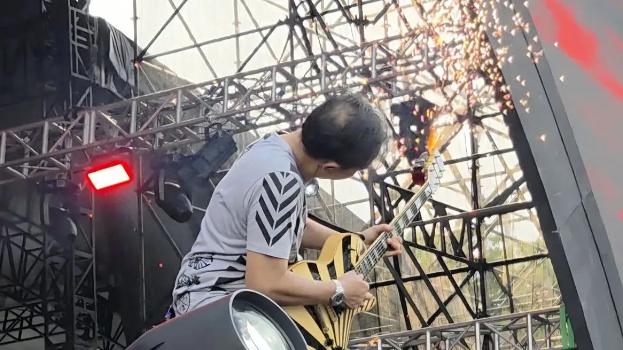 Aksi gitaris Padi Reborn, Piyu di Synchronize Fest 2025, Minggu (5/10/2025).