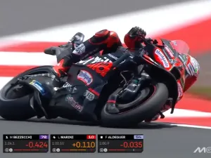 Aksi Marco Bezzecchi (Aprilia) di sesi Q2 MotoGP Mandalika 2025.