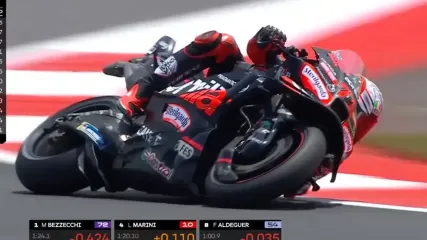 Aksi Marco Bezzecchi (Aprilia) di sesi Q2 MotoGP Mandalika 2025.