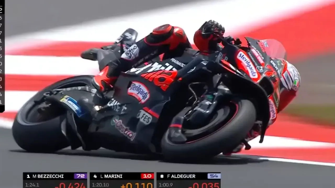Aksi Marco Bezzecchi (Aprilia) di sesi Q2 MotoGP Mandalika 2025.