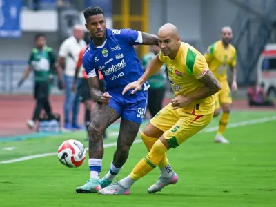 Aksi pemain Persib Bandung, Ramon Tanque, melawan Persebaya Surabaya dalam pekan kelima Super League 2025-2026 di Stadion GBLA, Jumat (12/9/2025).