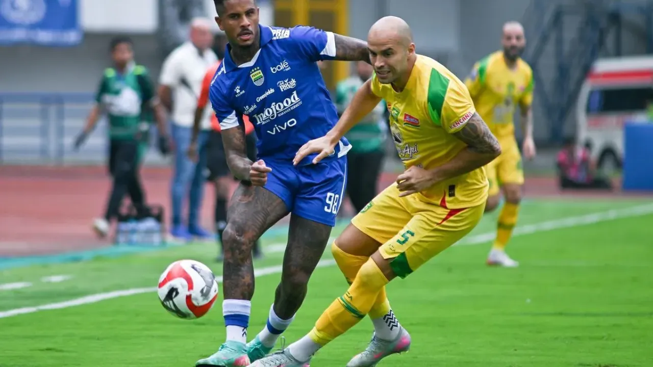 Aksi pemain Persib Bandung, Ramon Tanque, melawan Persebaya Surabaya dalam pekan kelima Super League 2025-2026 di Stadion GBLA, Jumat (12/9/2025).
