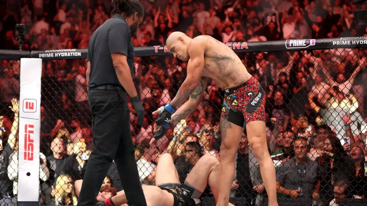 Alex Pereira celebrates his quickfire stoppage of Magomed Ankalaev (Getty Images)