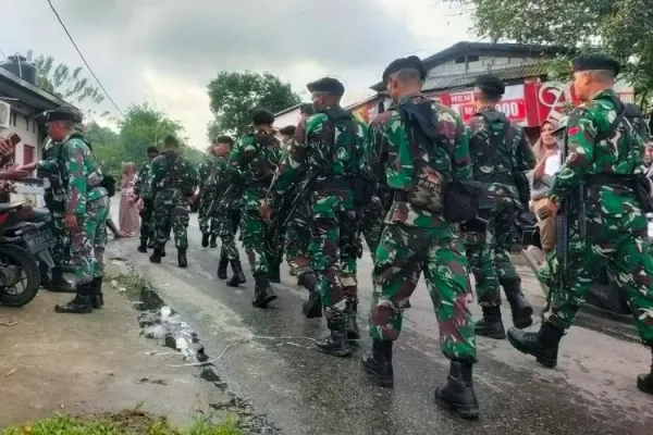 Aparat TNI ikut dikerahkan ke lokasi bentrokan warga di kawasan Durian Patah, Desa Hunuth, Kecamatan Teluk Ambon, Kota Ambon, Maluku, Selasa (19/8/2025)