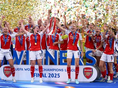 Arsenal lift the Women&#39;s Champions League trophy
