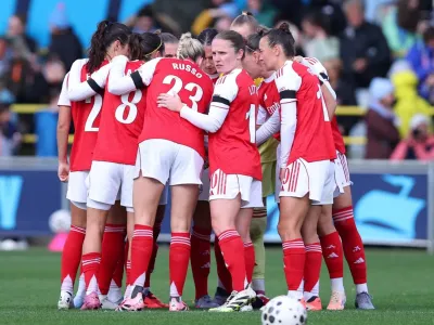 Arsenal players huddle before kick-off against Manchester City