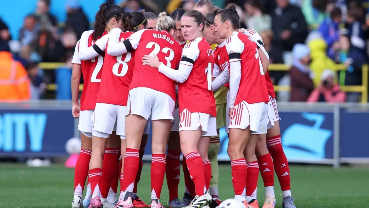 Arsenal players huddle before kick-off against Manchester City