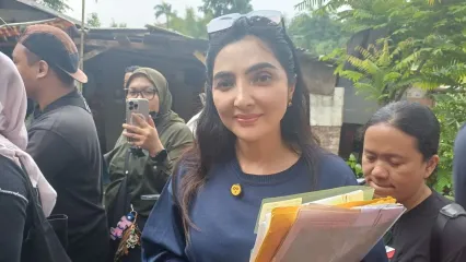 Ashanty meninjau kembali tanah warisan ayahnya yang menjadi sengketa di kawasan Cinangka, Depok, Jawa Barat, Kamis (18/9/2025).