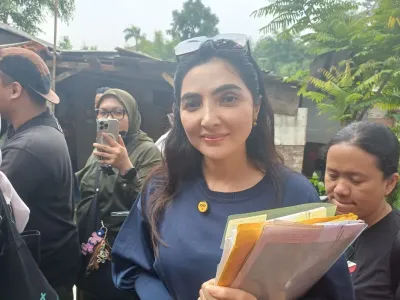 Ashanty meninjau kembali tanah warisan ayahnya yang menjadi sengketa di kawasan Cinangka, Depok, Jawa Barat, Kamis (18/9/2025).
