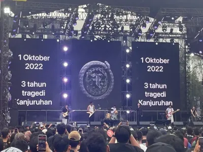 Bawakan ?Berita Kehilangan? di Sunchronize, .Feast Kenang Peristiwa Kanjuruhan saat tampil di Synchronize, Jiexpo, Kemayoran, Jakarta Pusat, Sabtu (4/10/2025).