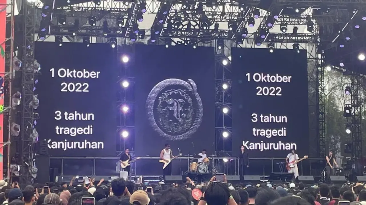 Bawakan ?Berita Kehilangan? di Sunchronize, .Feast Kenang Peristiwa Kanjuruhan saat tampil di Synchronize, Jiexpo, Kemayoran, Jakarta Pusat, Sabtu (4/10/2025).