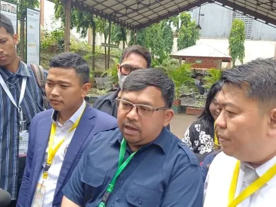 Bedu dan kuasa hukumnya, Dendy Finsa usai sidang di Pengadilan Agama Jakarta Selatan, Selasa (30/9/2025)