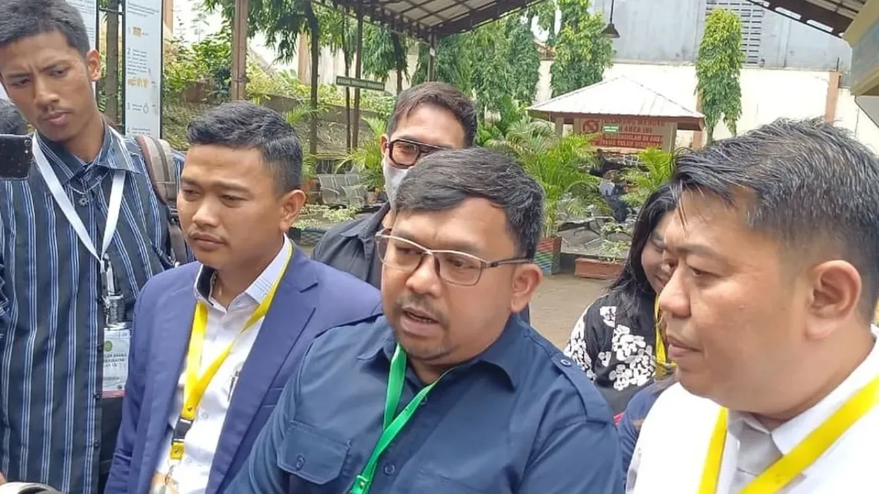 Bedu dan kuasa hukumnya, Dendy Finsa usai sidang di Pengadilan Agama Jakarta Selatan, Selasa (30/9/2025)
