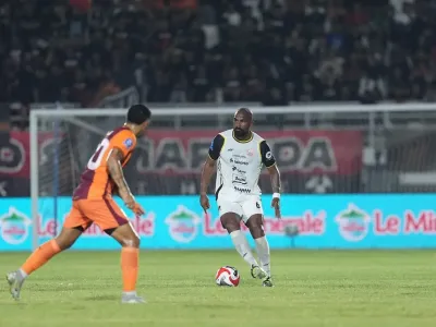 Bek asal Brasil, Thales Lira, tengah menggiring bola di laga debutnya bersama Persija Jakarta saat hadapi Borneo FC, Minggu (28/9/2025). (Persija Jakarta).
