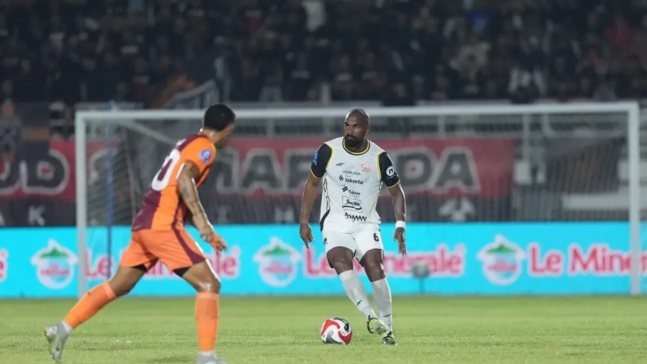 Bek asal Brasil, Thales Lira, tengah menggiring bola di laga debutnya bersama Persija Jakarta saat hadapi Borneo FC, Minggu (28/9/2025). (Persija Jakarta).