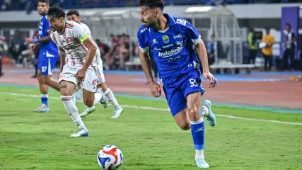 Bek Timnas Irak bertransformasi jadi bek kiri saat bermain untuk Persib Bandung tatap Super League 2025-2026. 