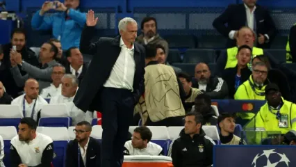 Benfica boss Jose Mourinho acknowledges chants from Chelsea fans (Adrian Dennis)