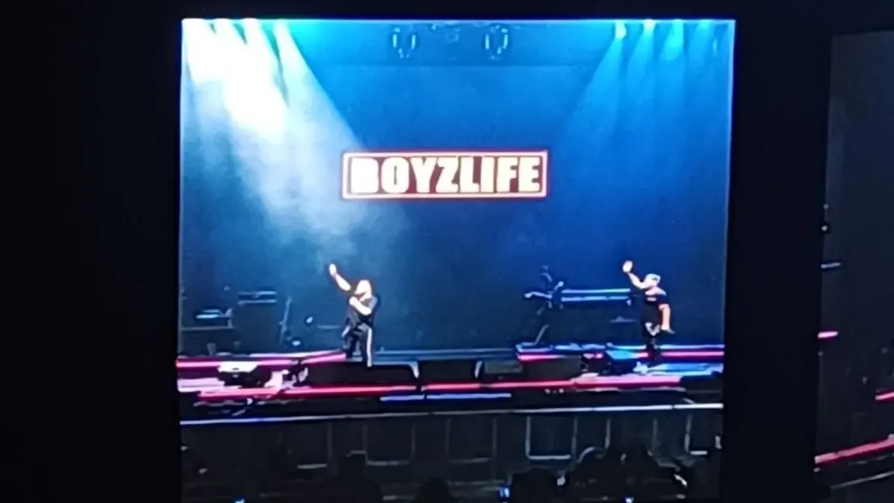 Boyzlife membuka konser The Celebration of Mimi Mariah Carey di Sentul International Convention Center, Sabtu (4/10/2025).