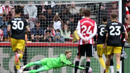 Caoimhin Kelleher was on hand to save Bruno Fernandes&#39; penalty as his Brentford side beat Manchester United in the Premier League. 