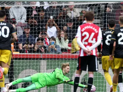 Caoimhin Kelleher was on hand to save Bruno Fernandes&#39; penalty as his Brentford side beat Manchester United in the Premier League. 