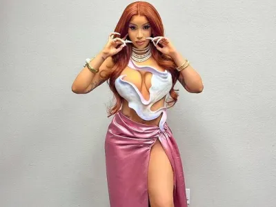 Cardi B dengan kuku panjang