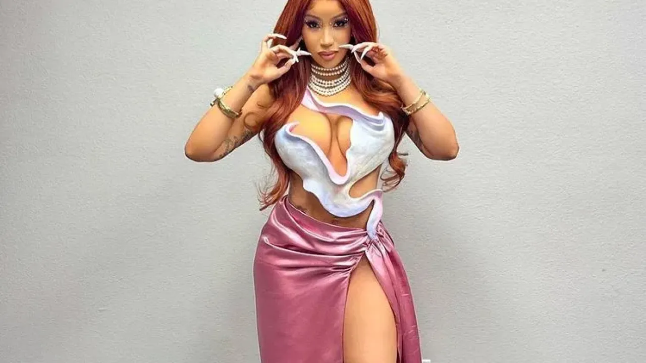 Cardi B dengan kuku panjang
