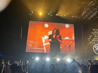 Dave Grohl saat mengenang momen Foo Fighters manggung pada 1996 di Carnaval Ancol, Jakarta Utara, Kamis (2/10/2025). 