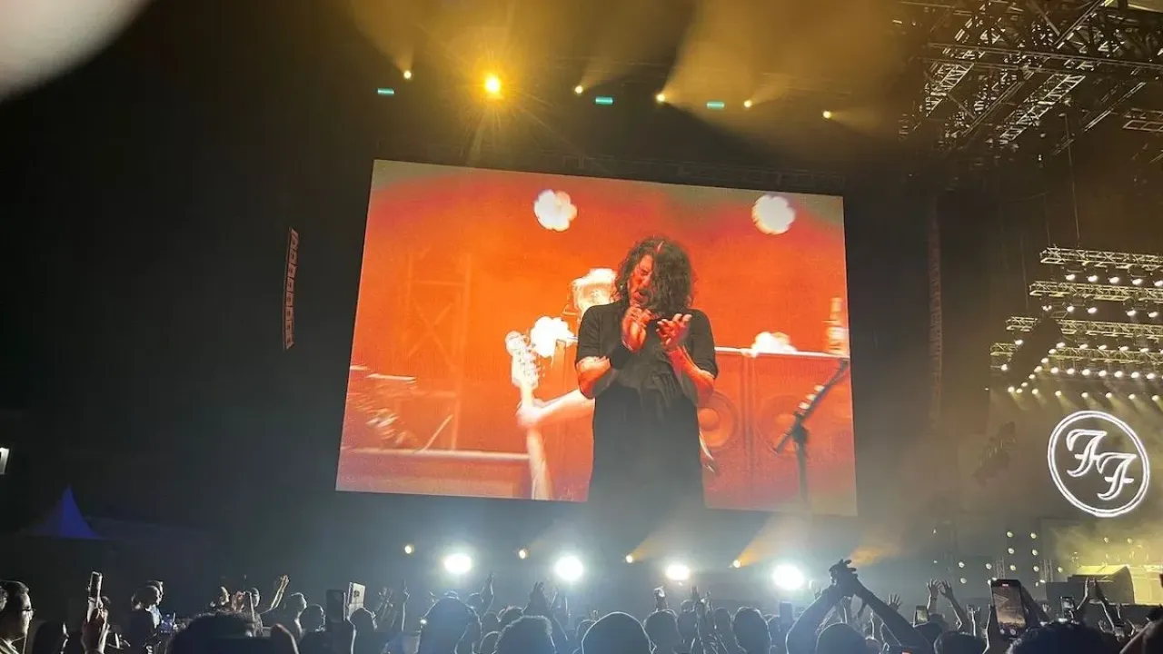Dave Grohl saat mengenang momen Foo Fighters manggung pada 1996 di Carnaval Ancol, Jakarta Utara, Kamis (2/10/2025). 