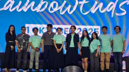 Deretan pemain film Where The Rainbow Ends? dalam jumpa pers di Jakarta Selatan, baru-baru ini. 