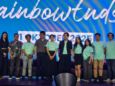 Deretan pemain film Where The Rainbow Ends? dalam jumpa pers di Jakarta Selatan, baru-baru ini. 